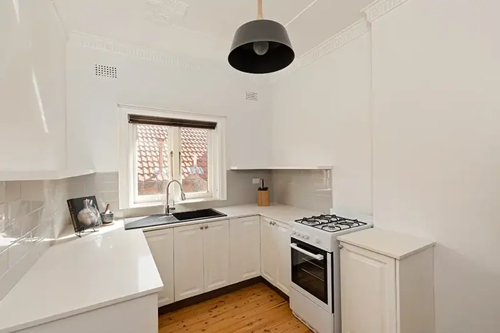 Light & Airy Top Floor Apartment