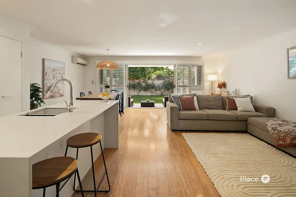 Bulimba 3房 Bulimba 中心宽敞朝北联排别墅 Spacious North Facing Townhouse in the Heart of Bulimba