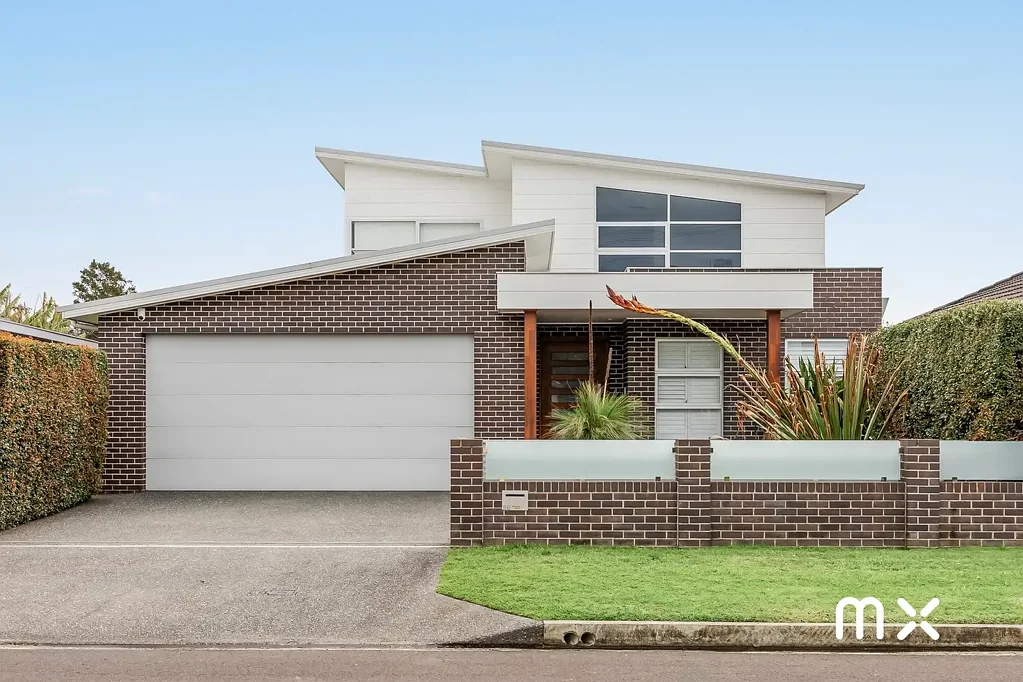 East Corrimal 4房 豪华厨房Bosch电器 北向庭院视野开阔 4车位车库 高端奢居空间 家庭娱乐理想地 Aurora House