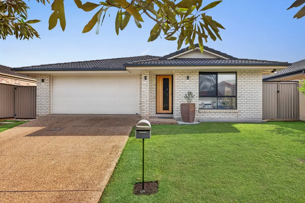 13 Lizard Place, Redland Bay, QLD 4165
