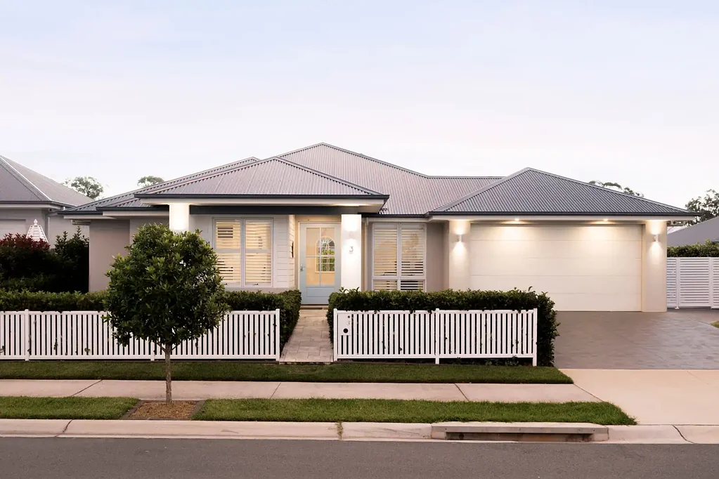 Wilton 4房 Bingara Gorge宽地737sqm 开放式设计 岛式厨房 多功能户外 游泳池 主卧套间 双车库 社区便利 Contemporary Comfort Meets Everyday Family Functionality