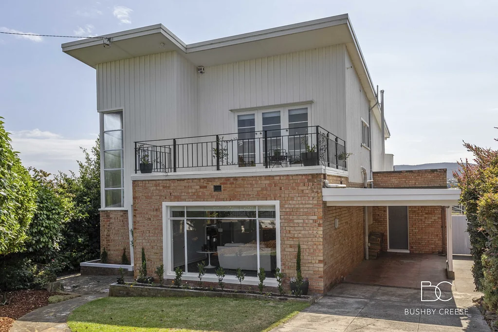 Newstead 3غرفة نوم Renovated Mid-Century Residence with Serene Panoramic Views