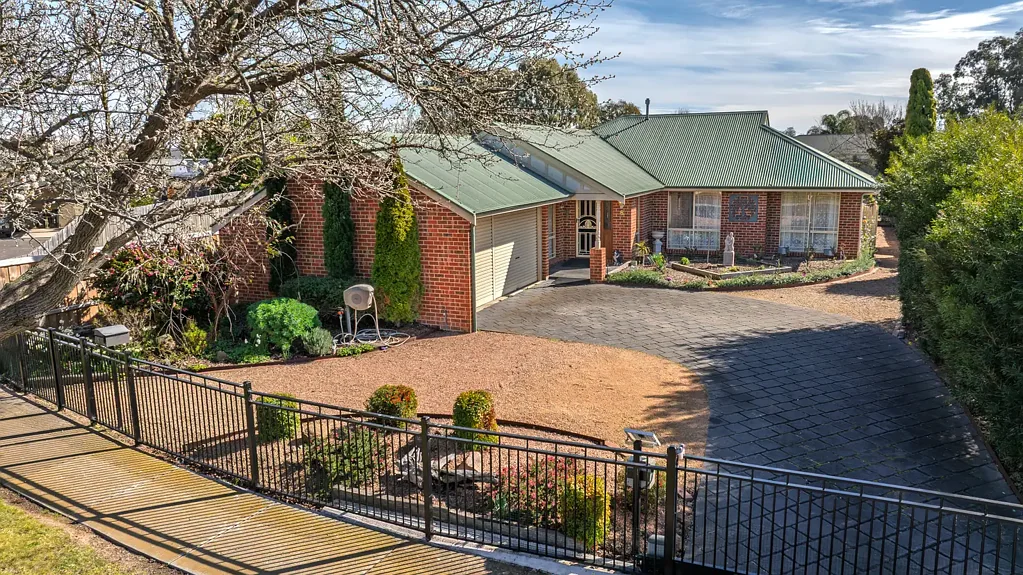 Sale 4 Bedroom Spacious Family Living in a Prime East Sale Location