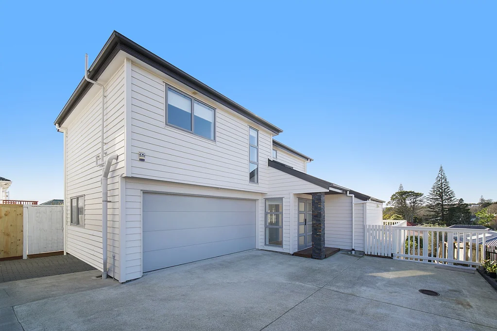 Located in the heart of Blockhouse Bay！！！