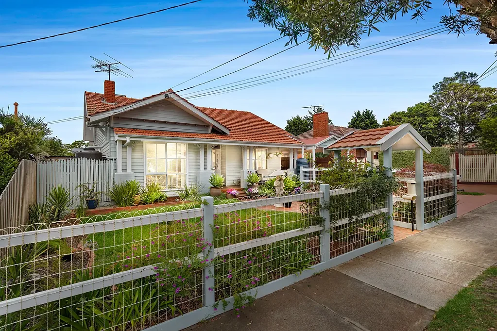 GREAT ENTERTAINING HOME WITH EVERYTHING &  POOL MAINTENANCE INCLUDED.