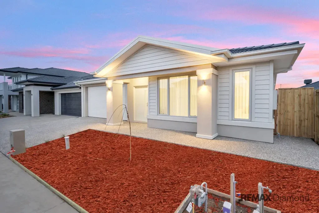 Clyde 4Zimmer Brand New Carlisle Family Home - Succulent White | Vibrant Clyde