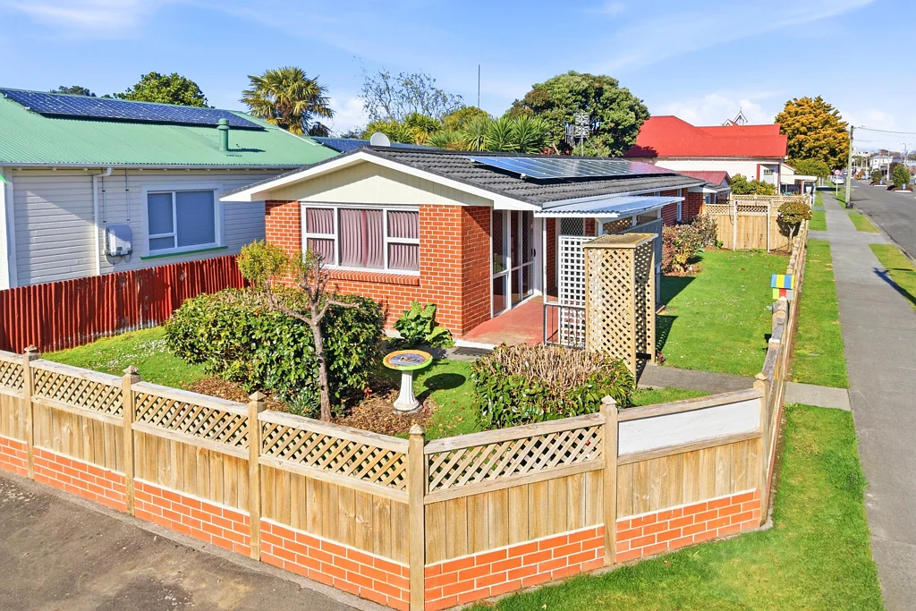 Whanganui 2chambre Solid sun‑soaked section with endless potential