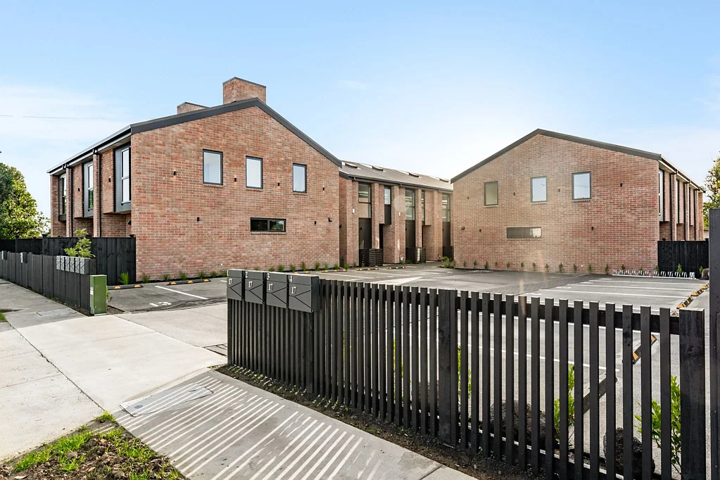 Mangere Bridge 3房  A Boutique Collection of 13 Brick Homes