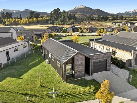 Wanaka 3房  Sunny north facing home on reserve