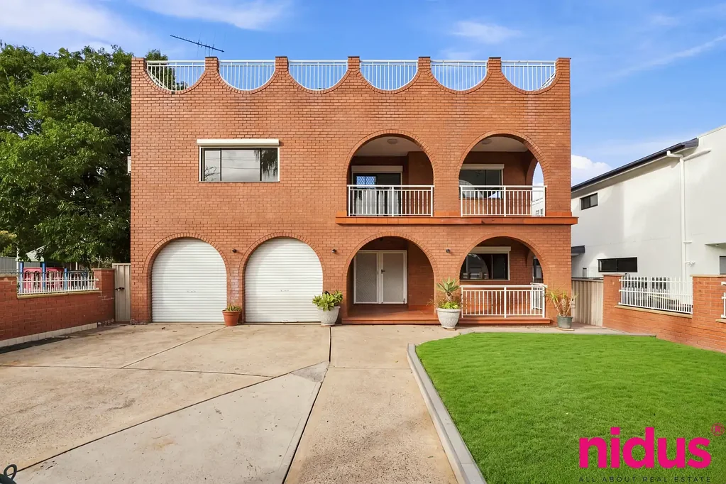 Mount Druitt 9कमरा Dual-Living Residence on 2,223sqm – Nine Bedrooms, Two Kitchens & Walk to the Train Station