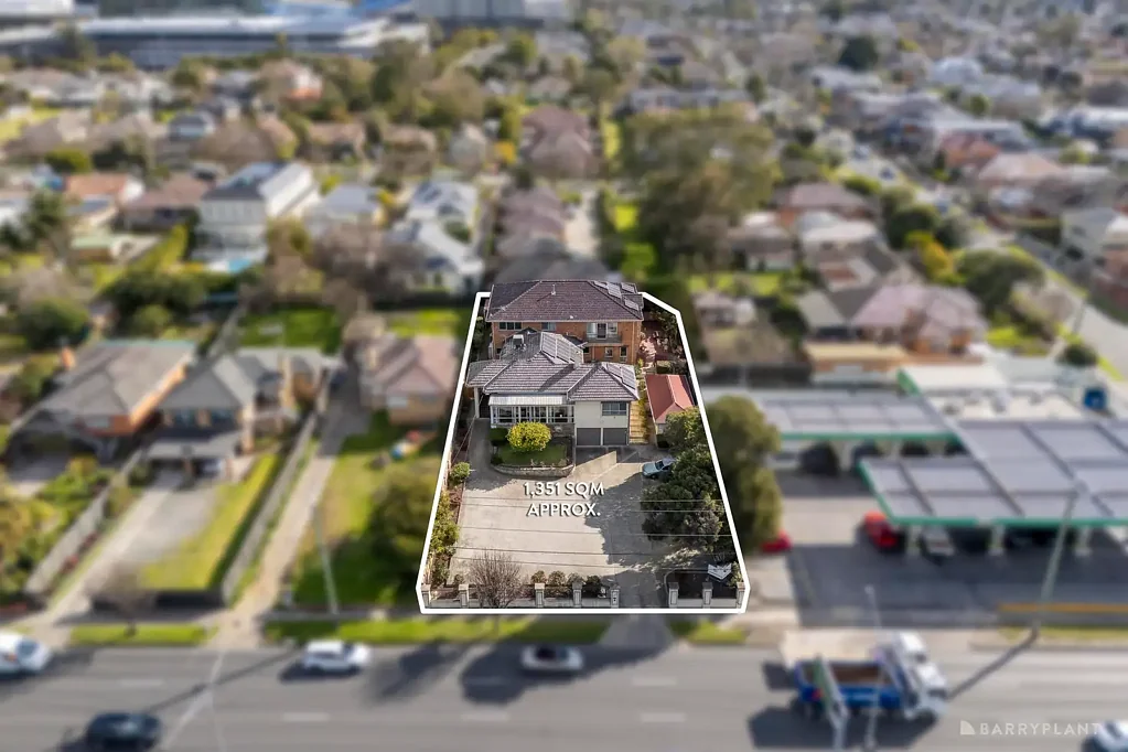 Malvern East 13房 宽敞双家庭住宅 靠近Chadstone购物中心 十三间卧室 四个卫生间 多功能空间 日光室明亮 优越Malvern East地址 Original Charm with Business Potential on 1,351m² (approx.)