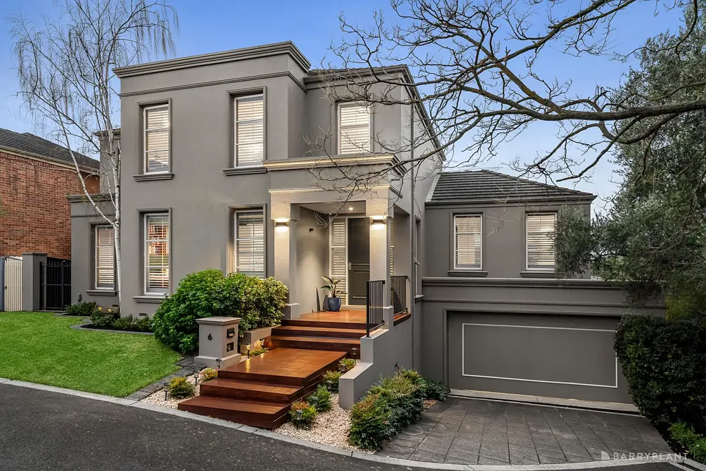Templestowe 4房 独家门禁社区 383sqm低维护地 三卧带衣帽间 主卧带水疗 双车库 便捷交通 采光充足 开敞布局 Freestanding family flexibility in a gated enclave zoned for Serpell Primary School.