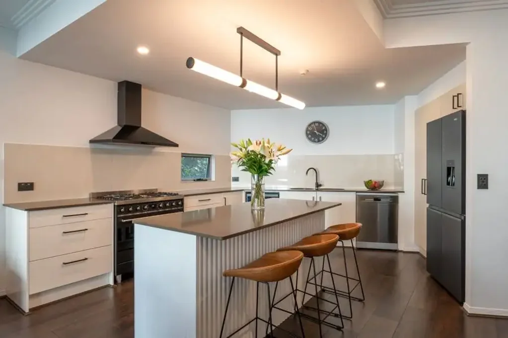 Stylish, Spacious & Beautifully Renovated on Chevron Island