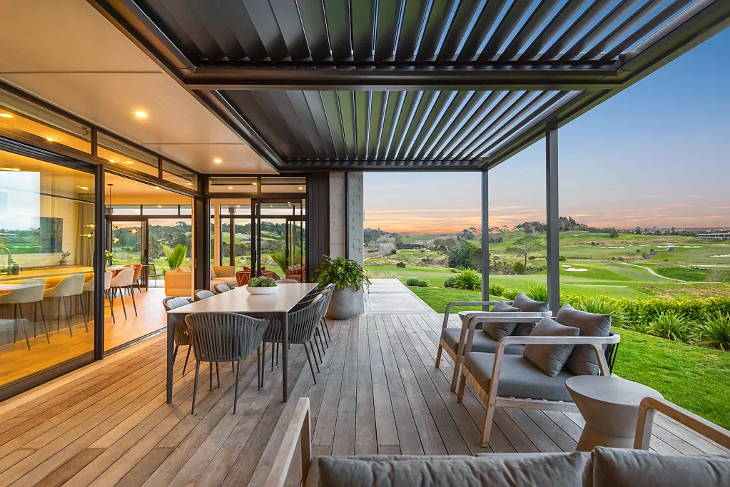 Wainui 4房  Spectacular Golf Course Views - One Shot Only