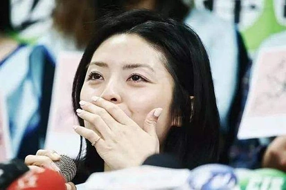 突发！美国男子飞机上逼华人空姐脱裤子擦屁股，还露生殖器发出呻吟！空姐哭诉：这还不算性骚扰？