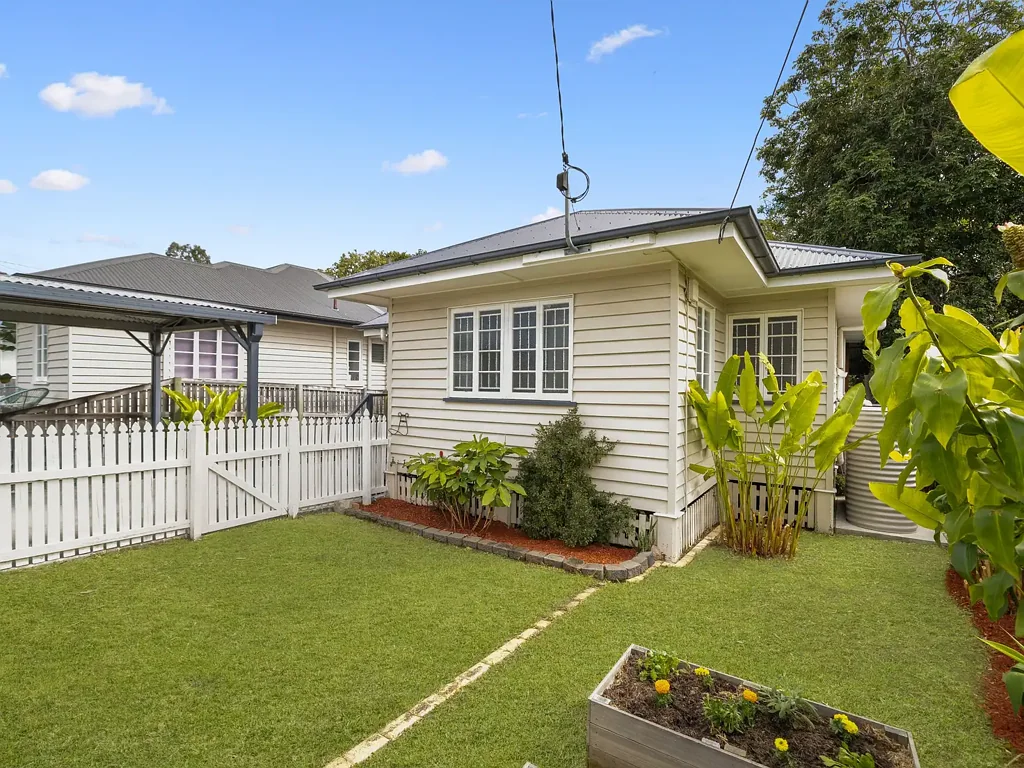 Charming 3-Bedroom Cottage with Modern Designer Kitchen, Air Conditioning, and More!