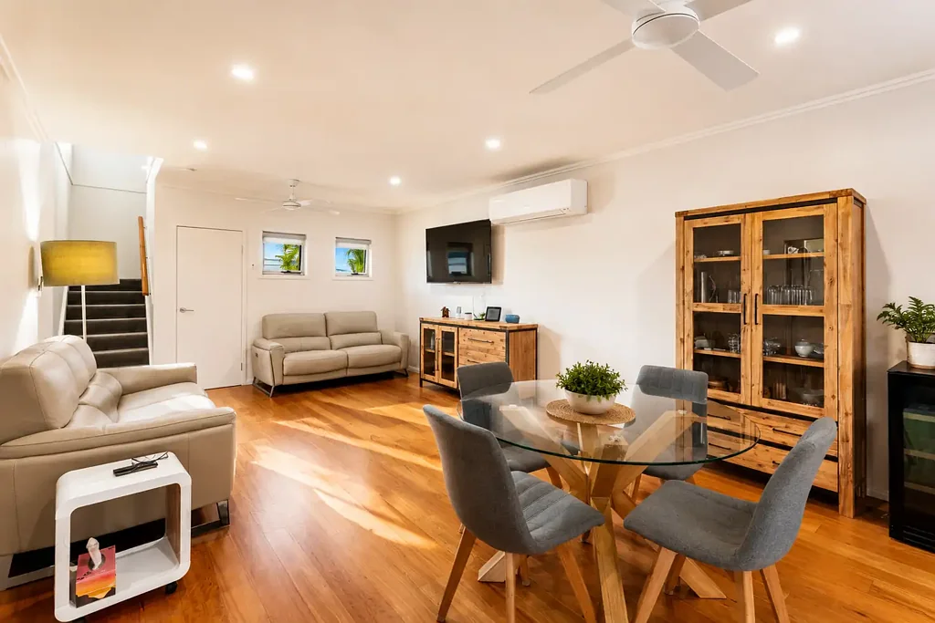Urangan 2બેડરૂમ Renovated Coastal Townhouse Offering Resort-Style Living in Urangan