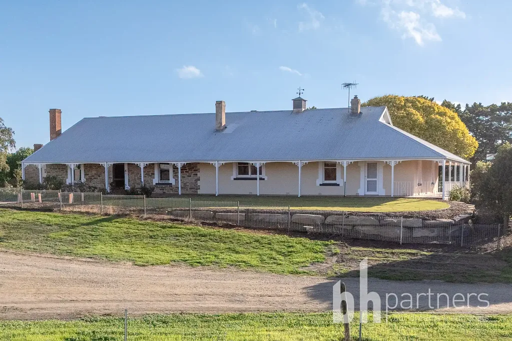 PIPIRIKI - Rustic Charm Meets Modern Comfort with Sweeping Rural Views