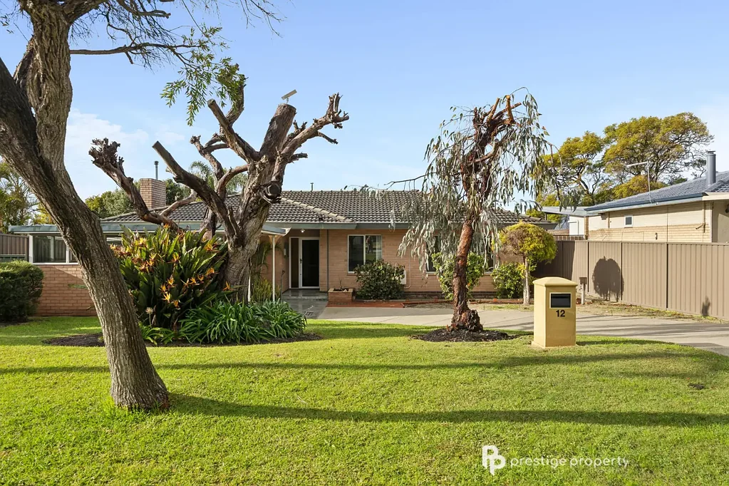 CHARMING 3 BEDROOM FAMILY HOME WITH SPACIOUS BACKYARD!