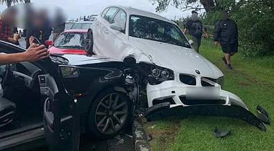 汽车叠罗汉？奥克兰男子飞车炫技失手连撞两车，受害车主哀嚎
