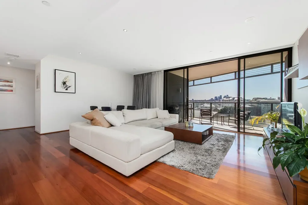Pyrmont 2房 Jacksons Landing壮丽水景 东北朝向无遮挡 晨光充沛 开放式起居 阳台海港大桥景 主卧套间 CaesarStone厨房 停车 游泳池健身房 社区便利 A designer masterpiece