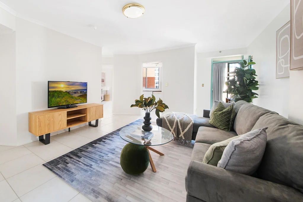 Stunning 23rd-Floor Apartment in Prestigious Regis Towers