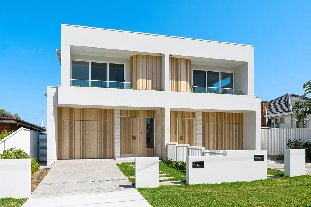 Gymea 4房 现代设计精工  石灰华瓷砖铺地  开放式厨餐区  三叠式玻璃门  顶置泳池庭院  四卧宽敞地毯  豪华现代卫浴  主卧步入衣帽  燃气厨电齐全  顶棚烧烤隐私  天窗安防空调  单车库环氧地 The Ultimate Blend of Luxury and Convenience