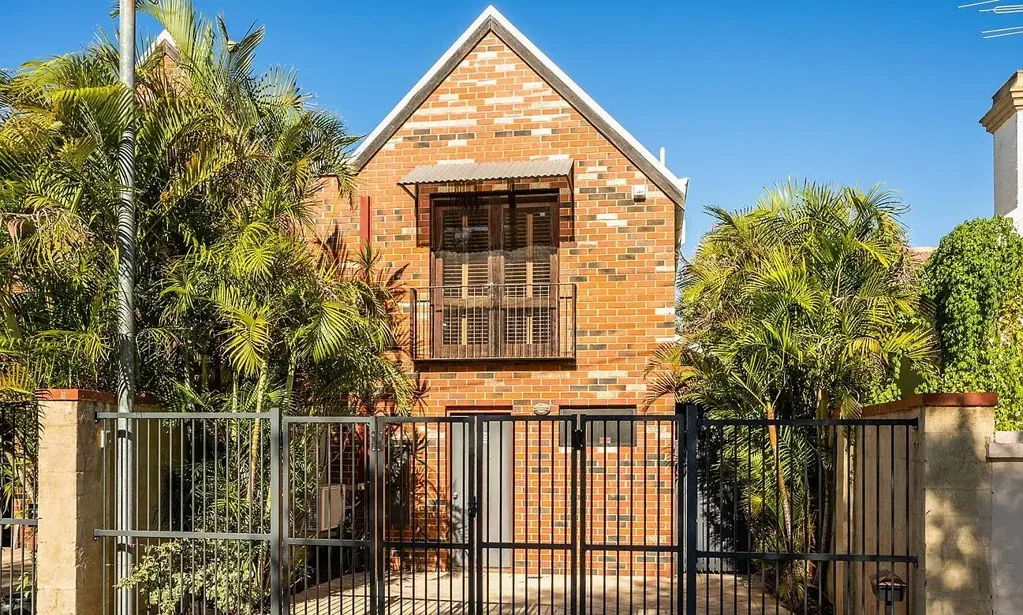 THS TOWNHOUSE IS UNDERSTATEDLY URBAN.