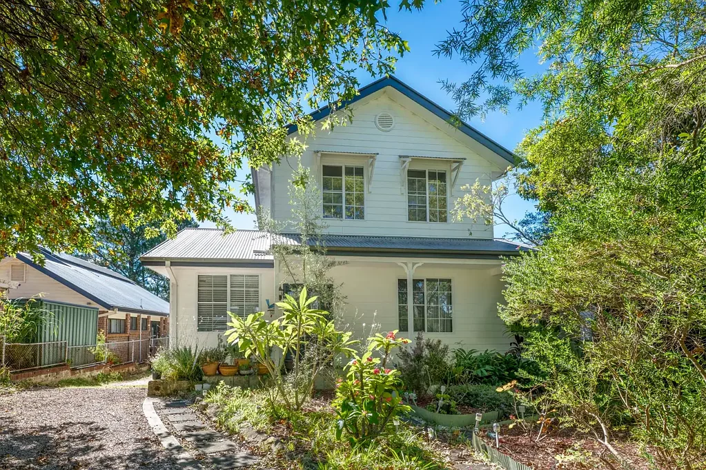 Blaxland 5બેડરૂમ Great family home with bush back drop