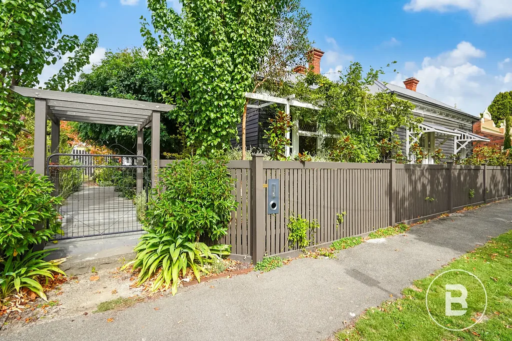 Ballarat Central 5房  FULLY RENOVATED FOUR BEDROOM HOME PLUS A SECOND DWELLING WITH SEPARATE ACCESS
