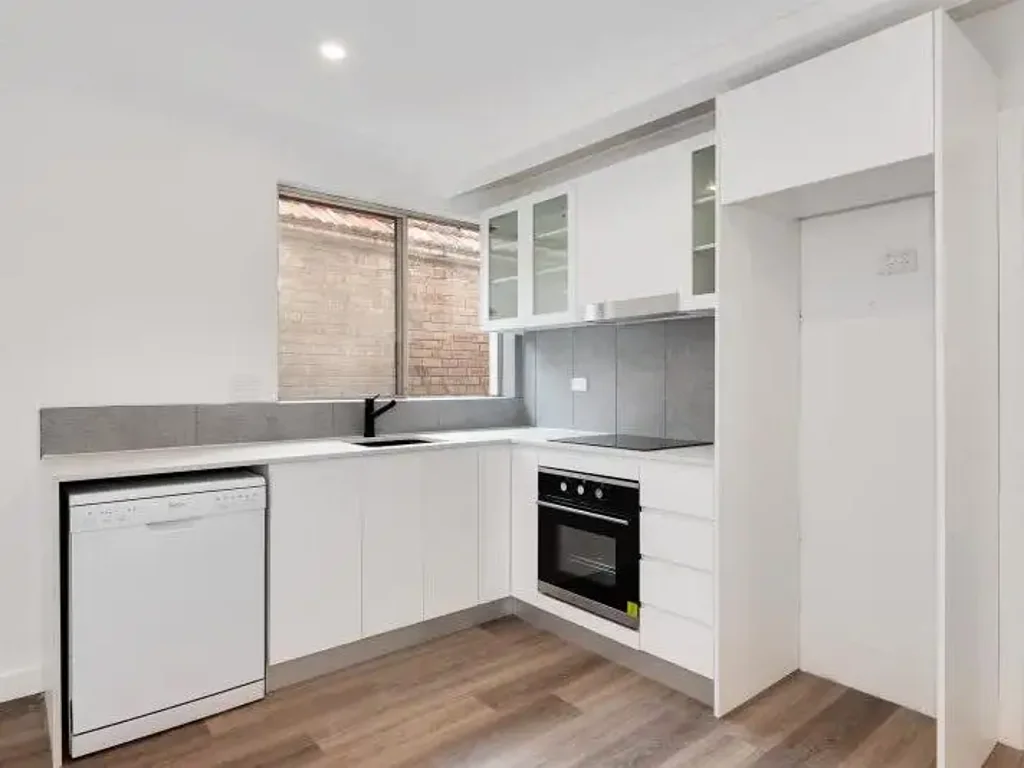 TASTEFUL ONE BEDROOM LOCATED IN THE HEART OF WAVERLEY!