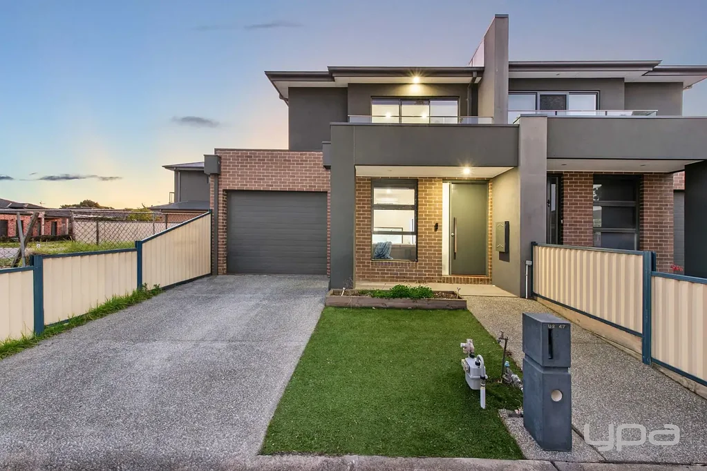Burnside Heights 3房 Kororoit Creek学区房 现代厨房Caesarstone 前客厅办公 露台娱乐 车位带遥控 ZONED FOR KOROROIT PRIMARY – 4.3% RETURN!