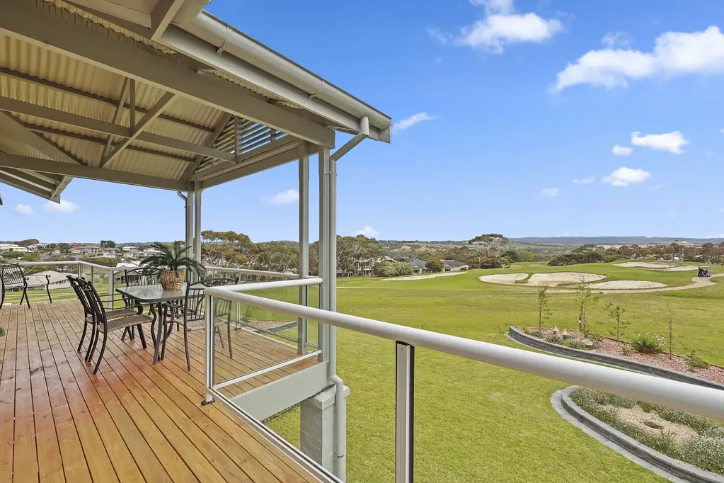 Mccracken 3房  Lifestyle Living On The Golfcourse– A Stunning McCracken Makeover!