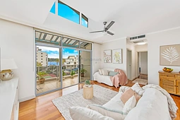 121/1 Dolphin Close, Chiswick
