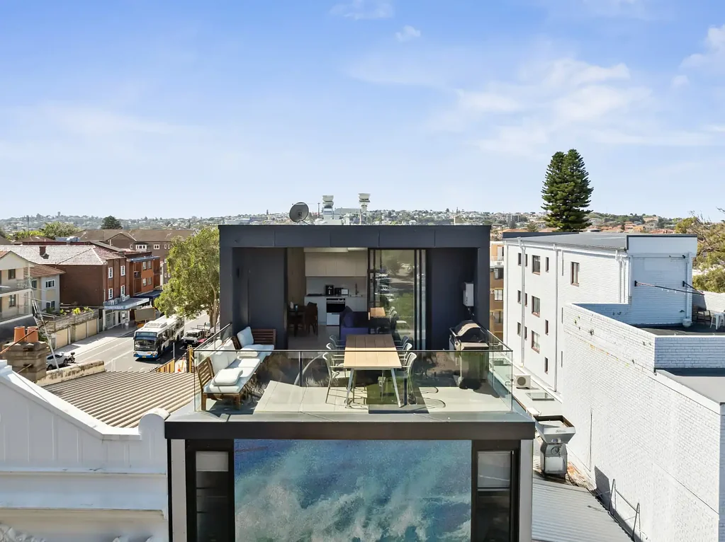 Bondi Beach 1 Slaapkamer Sun-Filled Haven with Entertainers' Terrace Footsteps from Bondi Beach