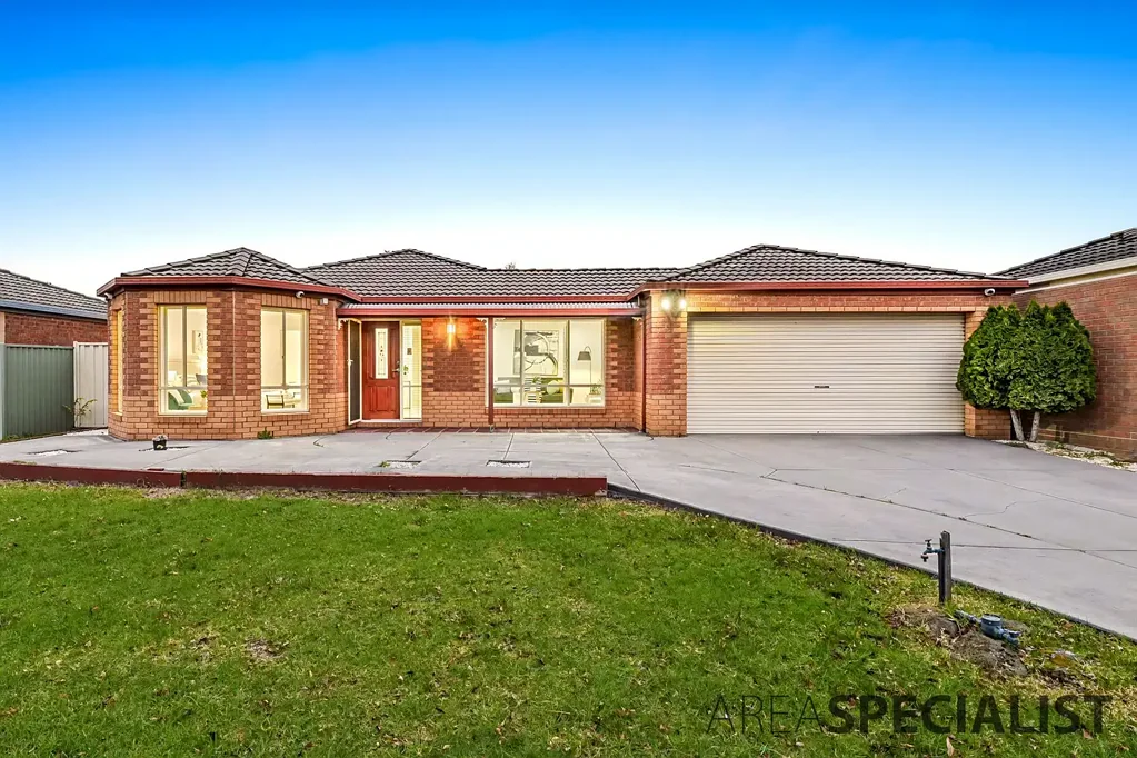 Cranbourne East 4Moenga A Fresh New Chapter Begins – Fully Renovated Family Living…