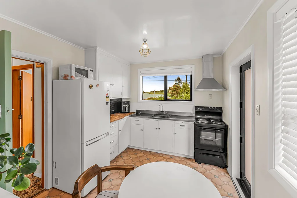 Highfield 2房  Updated, stylish unit