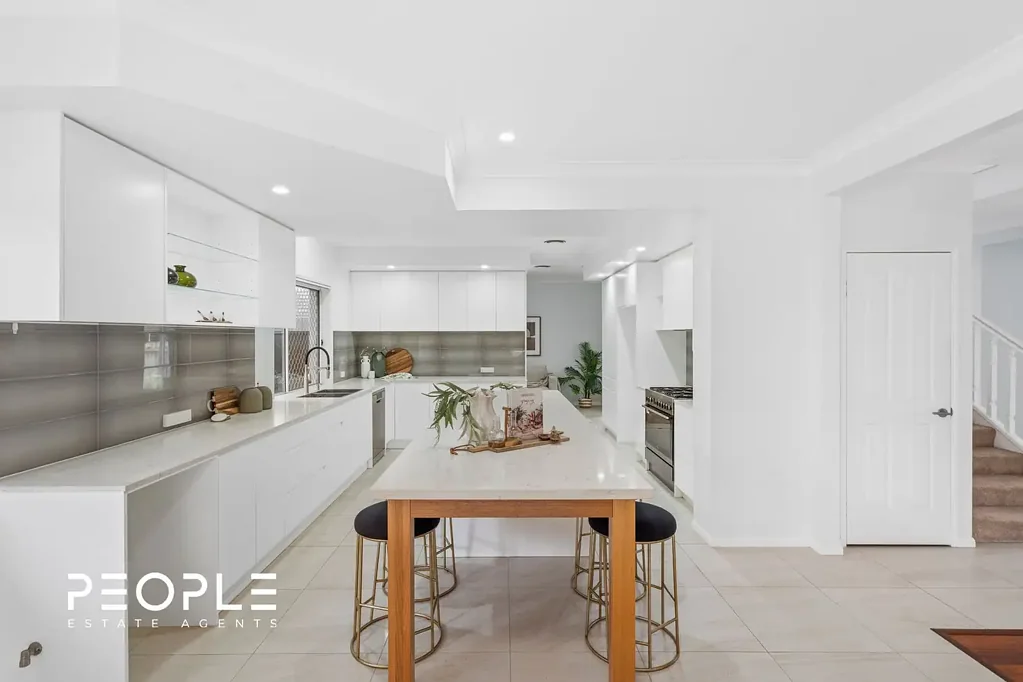 Carindale 6房  精心翻新的家庭住宅，位于备受追捧的卡兰戴尔社区  Refined Family Luxury in an Exclusive Carindale Address