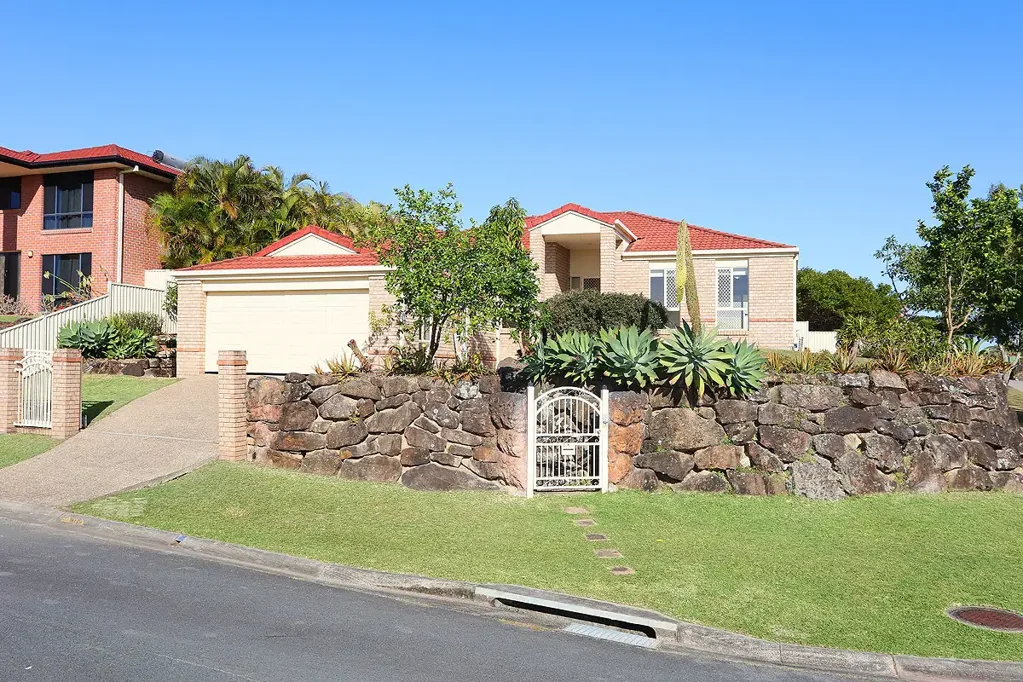 SPACIOUS FAMILY HOME WITH STUDY CLOSE TO EVERYTHING