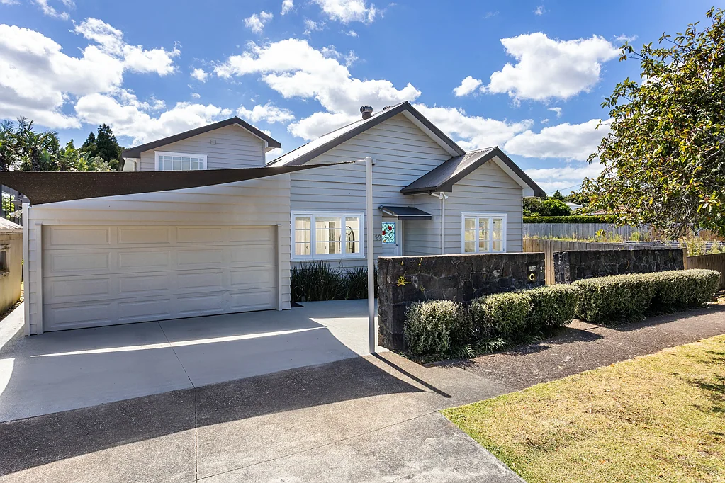 Sandringham 4房 家庭绿洲！附studio，精美翻新，612m²地块，步行至购物中心/火车站！ North Facing Family Oasis with Studio