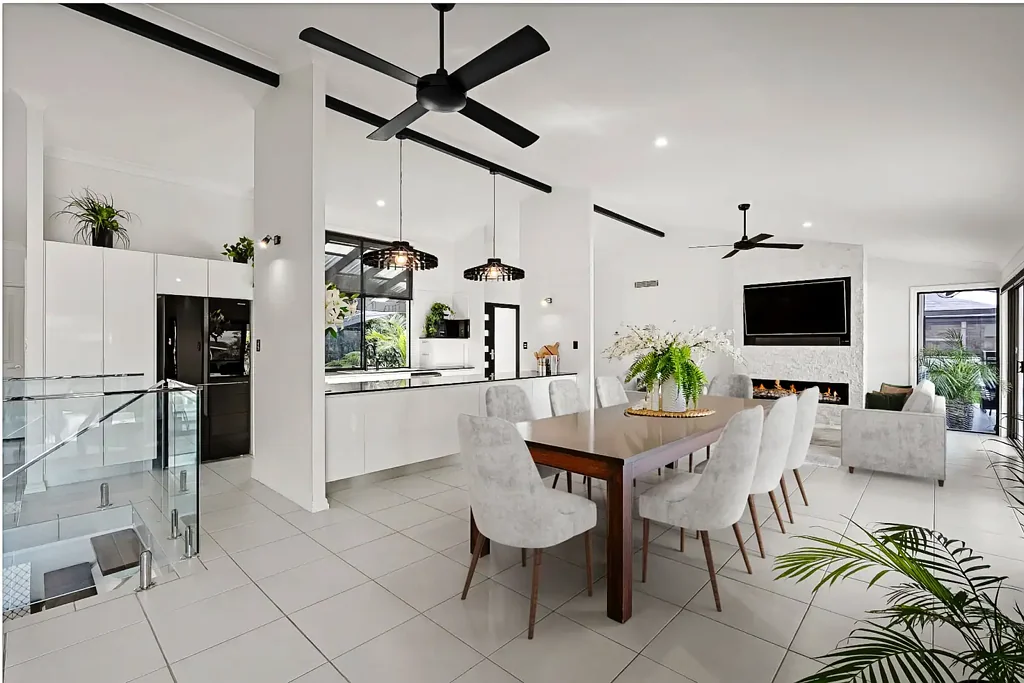 Banora Point 4chambre INCREDIBLE WATERFRONT 
OPPORTUNITY WITH PRIVATE PONTOON