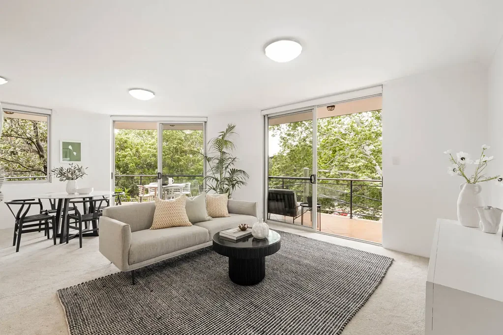 Alexandria 2房 宽敞绿树花园  全新粉刷地毯  玻璃门通大阳台  Bosch厨具  大卧带柜  主套通阳台  浴缸马赛克  安全停车对讲  城边咖啡交通 Oversized lifestyle sanctuary in a vibrant inner-city location