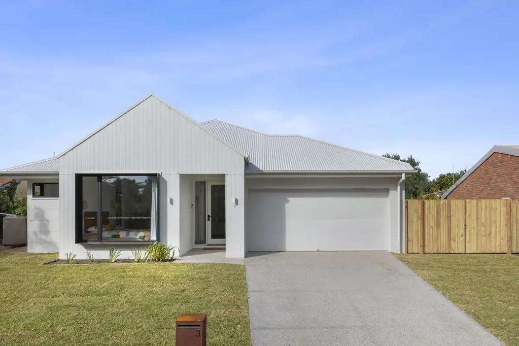 Supreme Point Lonsdale Living;  FULLY FURNISHED; AVAILABLE UNTIL MID NOVEMBER