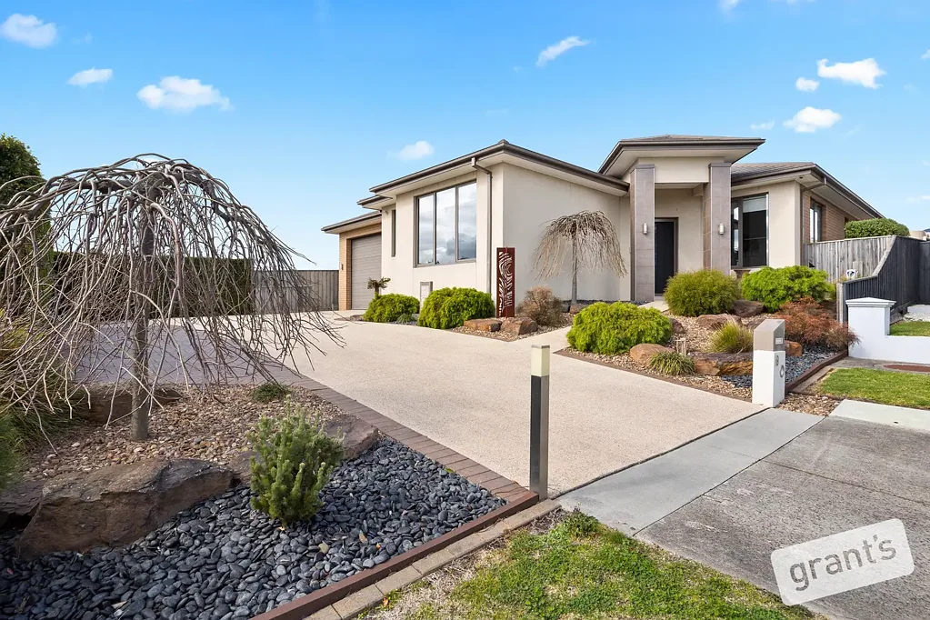 Narre Warren North 4 Bedroom Custom Home with 4 Car Garage on 1263sqm