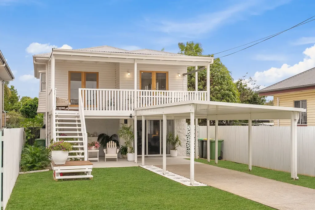 Woody Point 3 Slaapkamer FRESH COASTAL HOME WITH SELF-CONTAINED LEVELS AND RESORT OUTDOOR