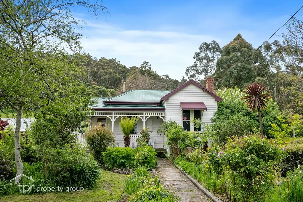 Gardners Bay 4Kwarto Charming 1890s Cottage with Versatile Outbuildings and Lush Gardens