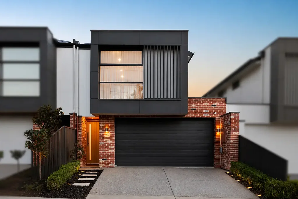Magill 4chambre Stand tall, settle in; a 4 bedroom Torrens Titled statement of architectural finesse and family function