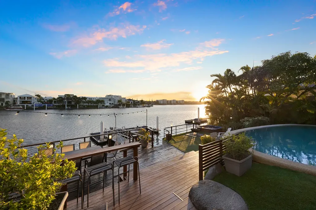 Parrearra 4chambre Prime waterfront living moments from the beach