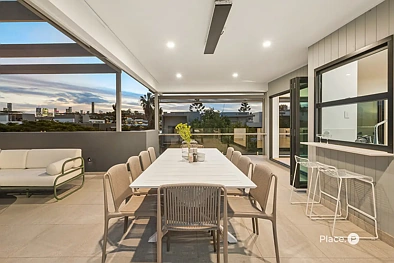 Bulimba 5房 Bulimba河景豪宅 437sqm转角地块 五卧豪华设计 Miele高端电器 私密绿植环绕 城市景观阳台 独立第二生活空间 学区房优选 Entertain in Style, Live with Ease