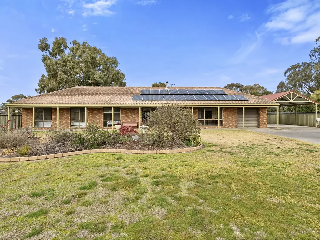 Corowa 4 Bedroom Four bedroom family living on a spacious allotment